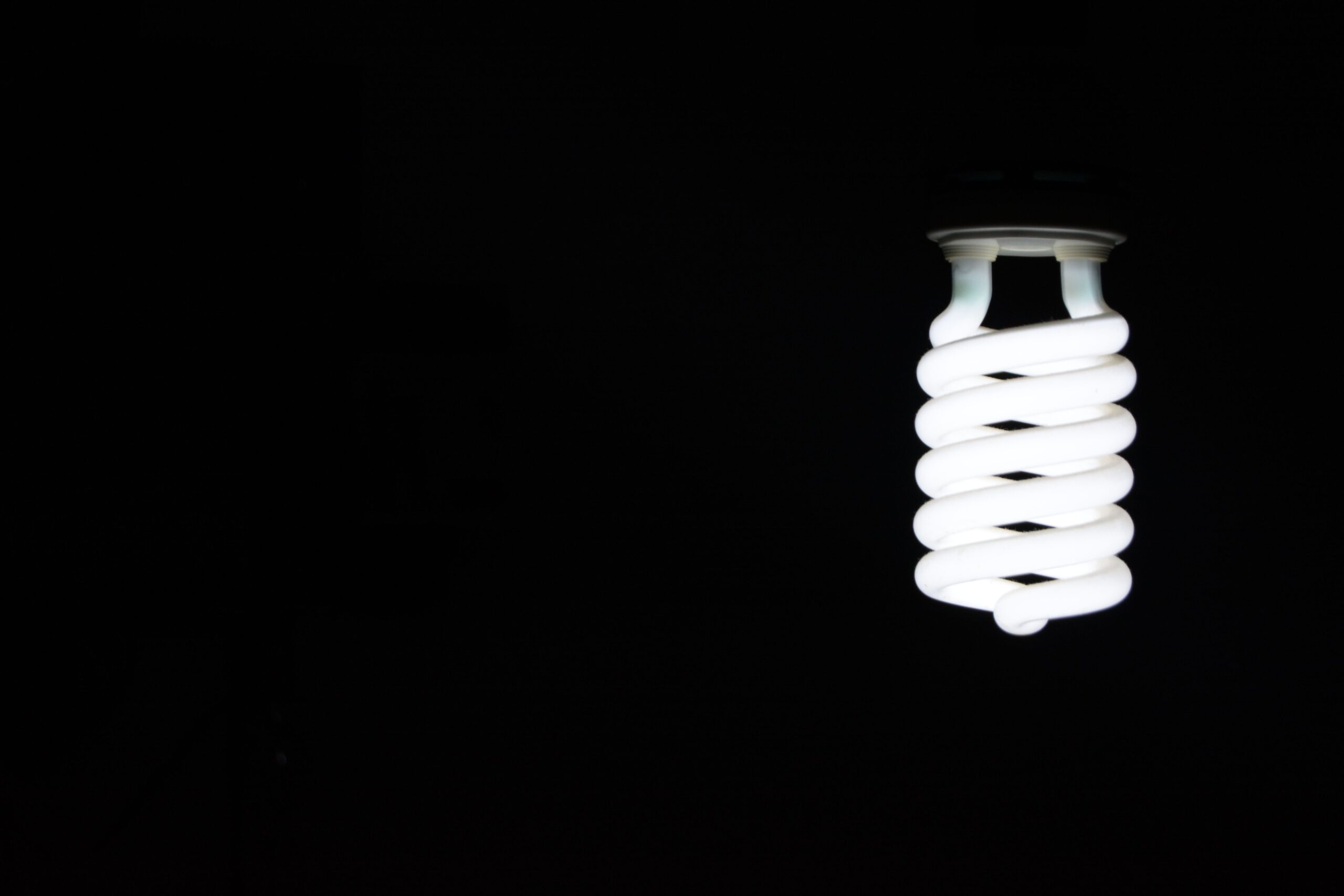 밝은 나선형 LED 전구 이미지 — 전기요금 절약과 에너지 효율 컨셉